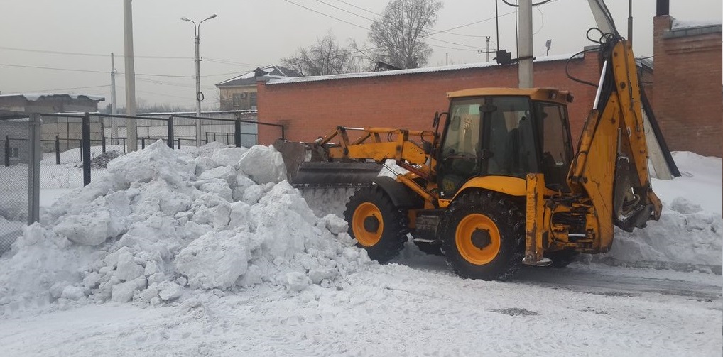 Экскаватор погрузчик для уборки снега и погрузки в самосвалы для вывоза в Менделеевске