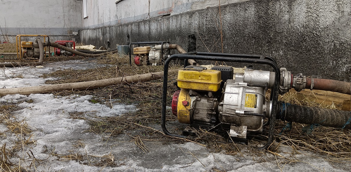Откачка мотопомпами талой воды из подвала дома в Азнакаево