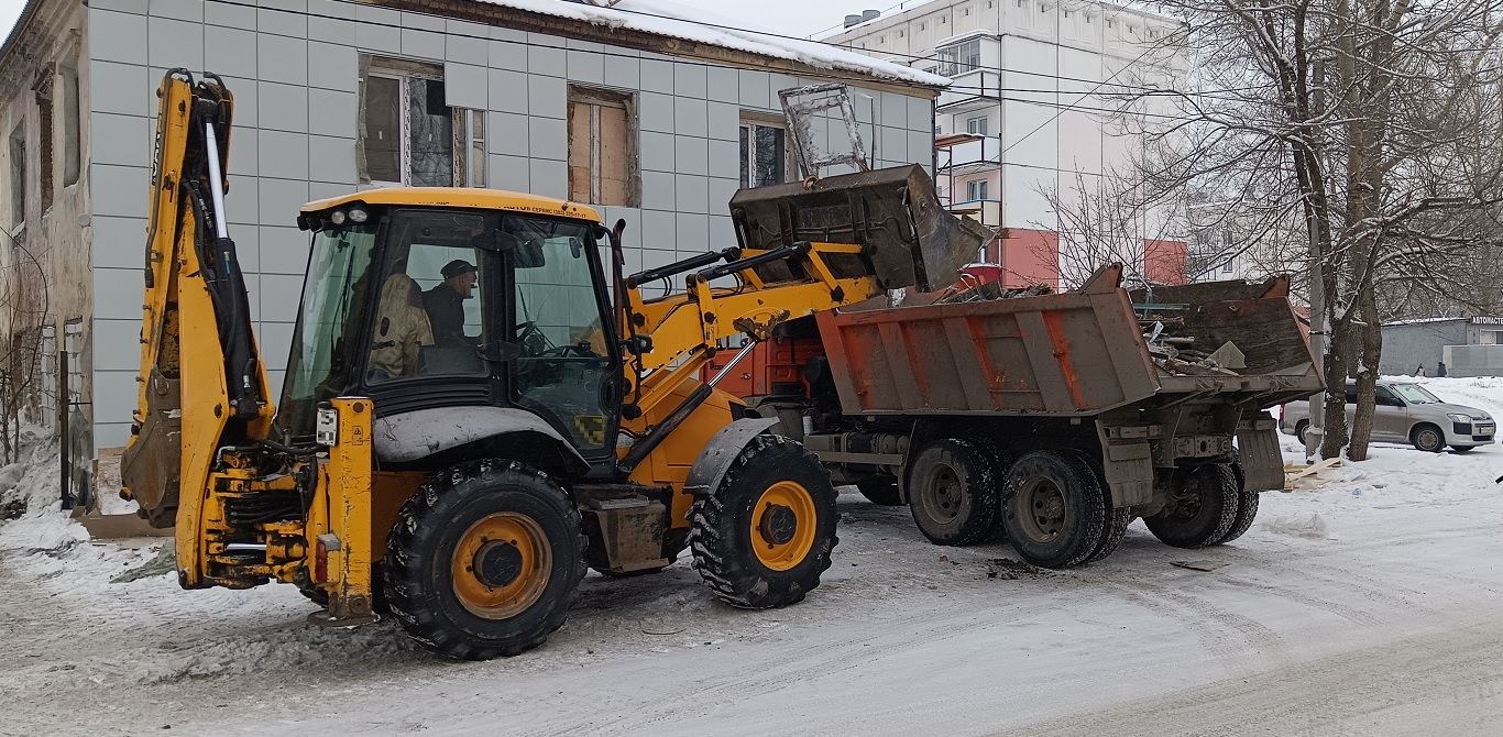 Уборка и вывоз строительного мусора, ТБО с помощью экскаватора и самосвала в Альметьевске